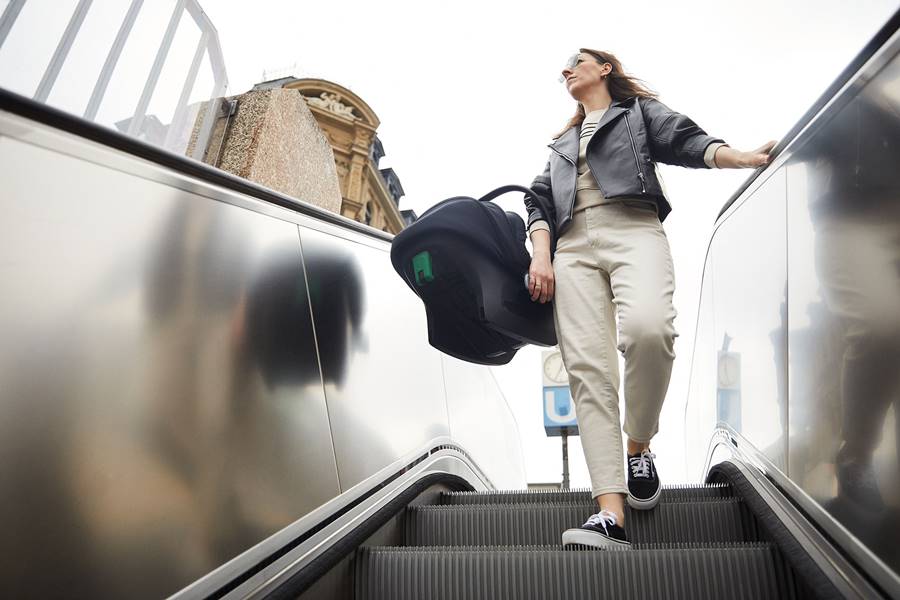 kobieta trzyma lekki fotelik samochodowy dla niemowlaka Avionaut Cosmo i-Size nosidełko,